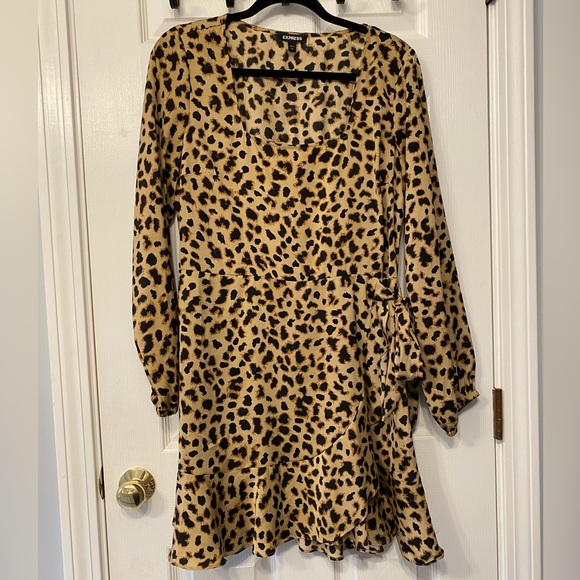 Express. Leopard Print Long Sleeved Dress 🐆 Size Large. 🖤 - Picture 3 of 9